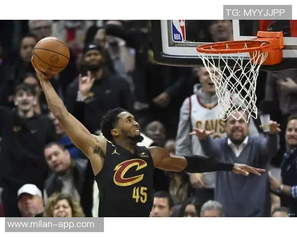 米切尔全场最高35分助球队获胜展现领袖风范与出色表现 米切尔全场最高35分助球队获胜展现领袖风范与出色表现