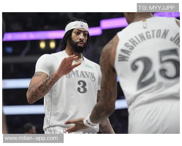 独行侠训练照曝光弗拉格与安东尼戴维斯展开激烈对抗